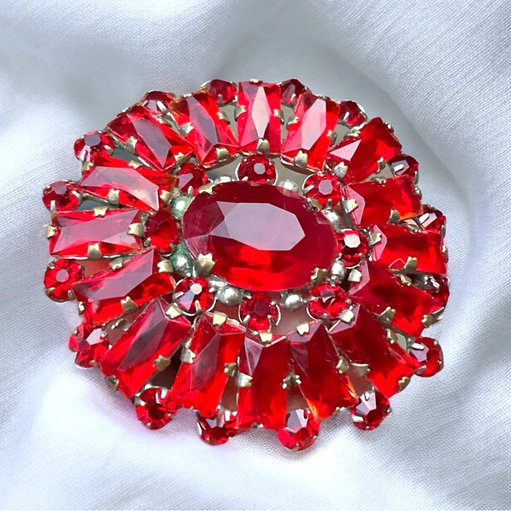 🌺 Antique Ruby Red Glass Brooch